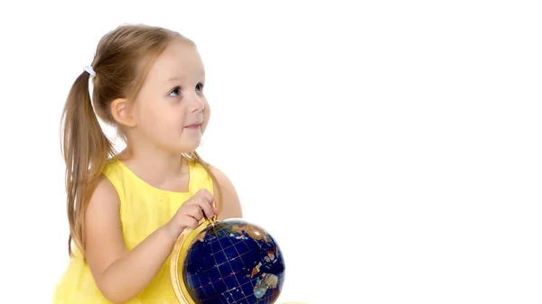 Uma menina olha para o Globo . — Fotografia de Stock