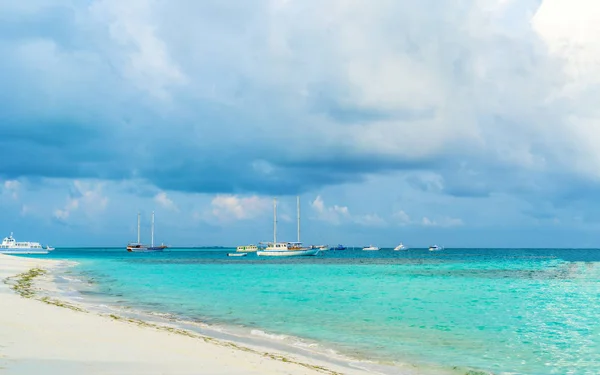 Jacht bij de pier van een prachtig eiland in de Malediven. — Stockfoto