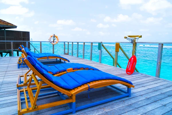 Sillas de salón en una hermosa playa tropical en Maldivas — Foto de Stock