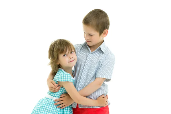 Menino e menina irmão e irmã gentilmente abraço — Fotografia de Stock