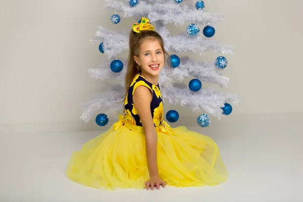 A menina na árvore de Natal.Menina bonita perto do Ch — Fotografia de Stock