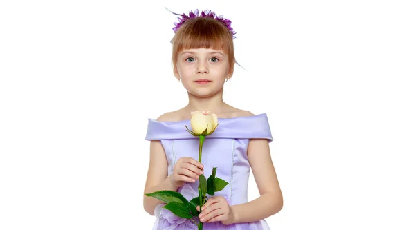 Girl sits next to a bouquet of flowers. — Stock Photo, Image