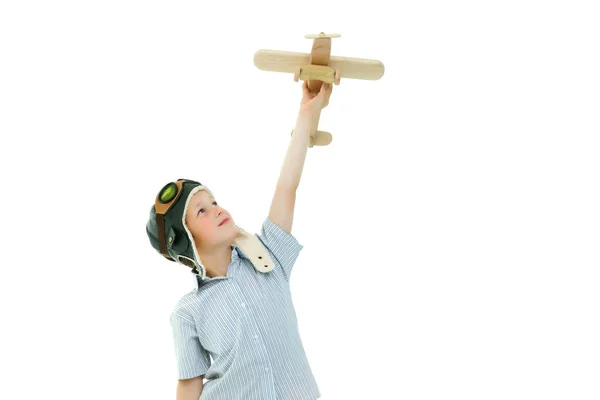 Niño jugando con avión de madera — Foto de Stock