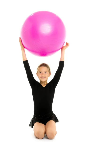 Liten flicka leker med en boll. Begreppet barnens SPO — Stockfoto