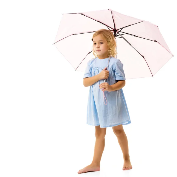 Lille pige under en paraply.Koncept stil og mode. Isolere - Stock-foto