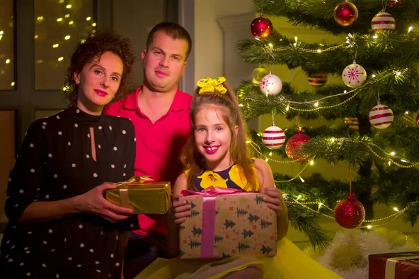 Büyük mutlu bir aile ile çocuk Noel ağacı yakınındaki. — Stok fotoğraf