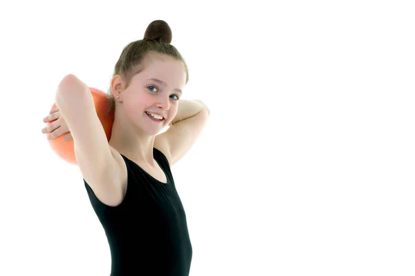 Ginasta menina executa exercícios com a bola. — Fotografia de Stock