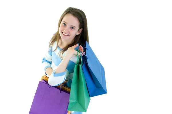 Teenager κορίτσι ψώνια σε ένα κατάστημα με μεγάλες χάρτινες σακούλες. — Φωτογραφία Αρχείου