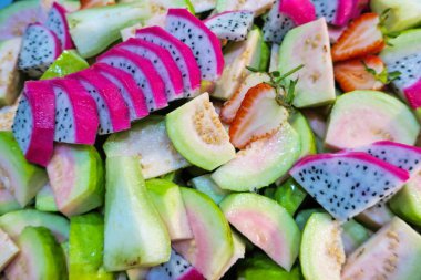 Kaymaklı meyve salatası. Beyaz arkaplanda izole.