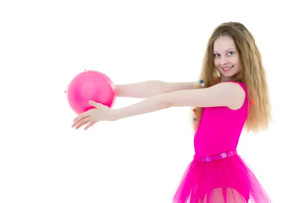 Kleines Mädchen macht Fitness mit Ball. — Stockfoto