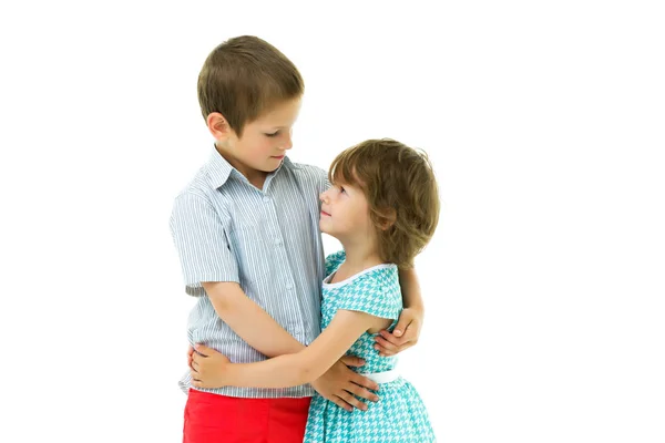 Мальчик и девочка брат и сестра нежно обнимаются — стоковое фото