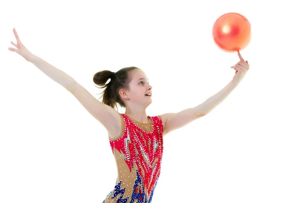 Niña se dedica a la aptitud con una pelota. —  Fotos de Stock