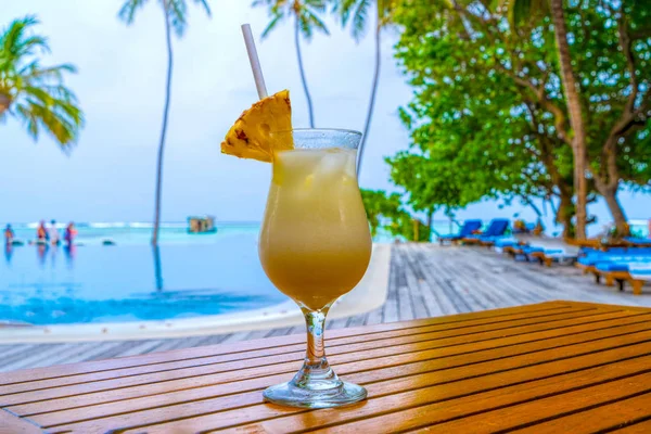Sklenice studeného koktejlu na stole na pláži v restauraci — Stock fotografie