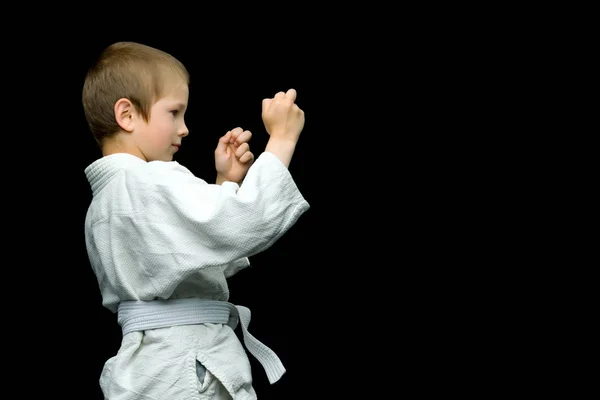 Een kleine jongen in een witte kimono vervult klappen — Stockfoto