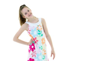 Küçük bir kız bir Bahçe Sulama.