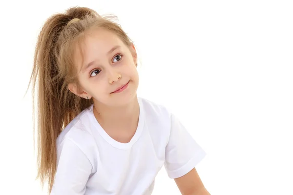 Niña en una camiseta blanca pura para publicidad y pantalones cortos . — Foto de Stock