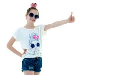 Kız genç bir başparmak kadar tutar