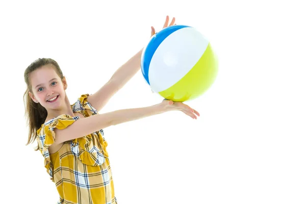 Kleines Mädchen spielt mit einem Ball.das Konzept der Kinder spo — Stockfoto