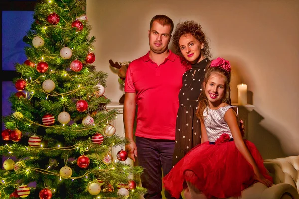 Büyük mutlu bir aile ile çocuk Noel ağacı yakınındaki. — Stok fotoğraf