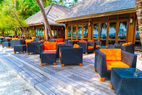 Gök mavisi denizin kıyısında samimi bir restoran. Maldivler — Stok fotoğraf
