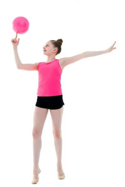 Ginasta menina executa exercícios com a bola. — Fotografia de Stock