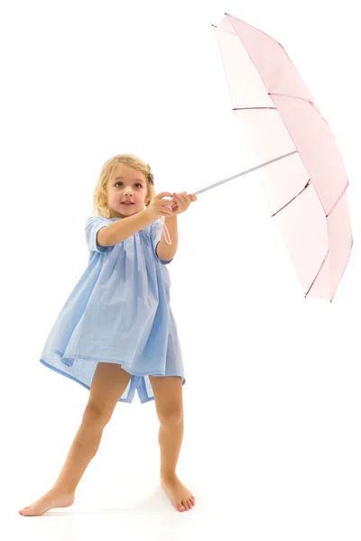 Ένα κοριτσάκι κάτω από μια ομπρέλα. Στυλ concept και μόδας. Απομονώσετε — Φωτογραφία Αρχείου