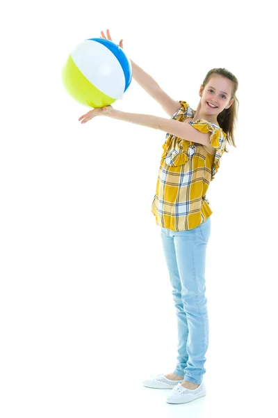 La bambina sta giocando con una palla. Il concetto di bambini spo — Foto Stock