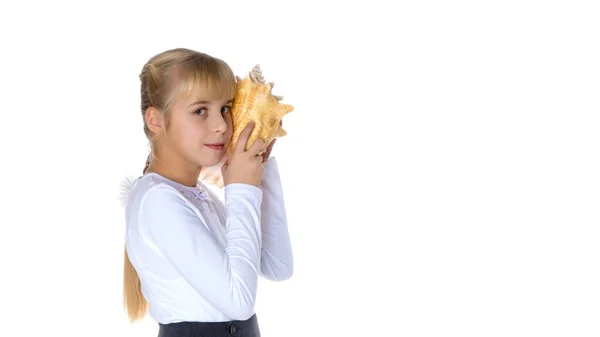 Bir deniz kabuğu ile küçük kız — Stok fotoğraf