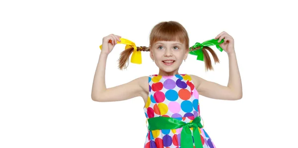 在从多彩色圆图案连衣裙的小女孩 — 图库照片
