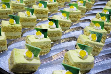 Akşam yemeği için bir restoranda çeşitli açık büfe kekleri. Yiyecek konsepti.