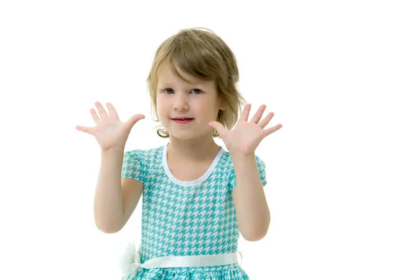 Vrolijk klein meisje toont haar handpalmen — Stockfoto