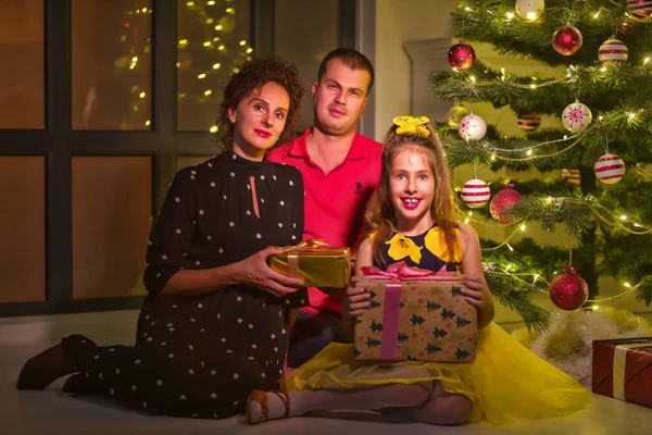 Büyük mutlu bir aile ile çocuk Noel ağacı yakınındaki. — Stok fotoğraf