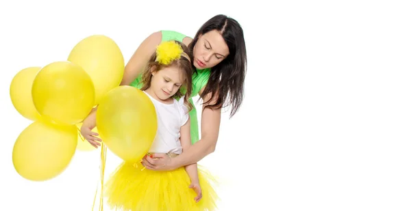 Mamma og datter med fargerike ballonger . – stockfoto