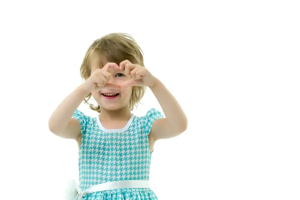 Kleines Mädchen zeigt Herz mit den Händen. — Stockfoto