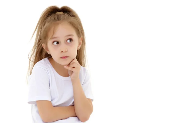 Эмоциональная маленькая девочка в чистой белой футболке. — стоковое фото
