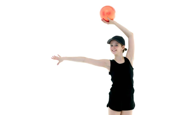 Ragazza ginnasta esegue esercizi con la palla. — Foto Stock