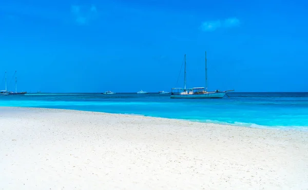 Jacht bij de pier van een prachtig eiland in de Malediven. — Stockfoto