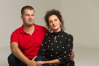 Mutlu genç çift evlerinin merdivenlerinde oturuyor.