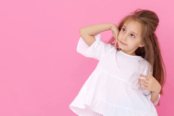 Una niña alegre está bailando . —  Fotos de Stock