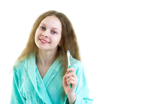Malá holčička jí kartáček na zuby. Izolované na bílém pozadí. — Stock fotografie