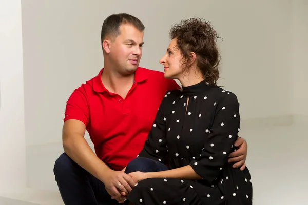 Feliz jovem casal sentado nos degraus em sua casa — Fotografia de Stock