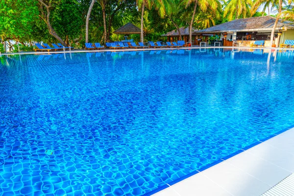 Private oceanfront pool with submerged loungers in a luxury reso — Stock Photo, Image