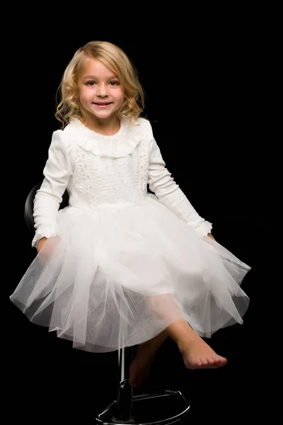 Retrato de uma menina bonita em um fundo preto. Feliz chil — Fotografia de Stock