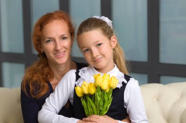 Portre, anne ve baba küçük kızı olan.