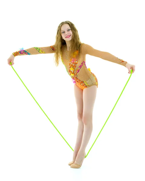 Une fille gymnaste effectue des exercices avec une corde à sauter. — Photo