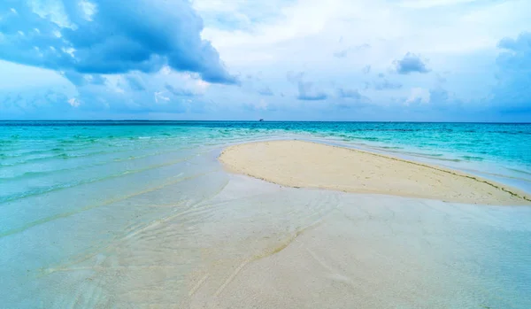 Prachtige landschap van heldere turkooizen Indische Oceaan, Maldiven is — Stockfoto