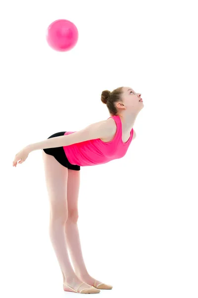 Chica gimnasta realiza ejercicios con la pelota. —  Fotos de Stock