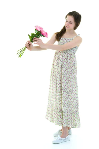 Liten flicka med en bukett blommor. Semesterkoncept, sommar — Stockfoto