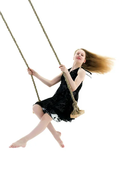 Hermosa chica adolescente de la escuela balanceándose en un columpio. Concepto verano v —  Fotos de Stock