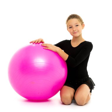 Küçük kız topla oynuyor. Çocuk spo kavramı